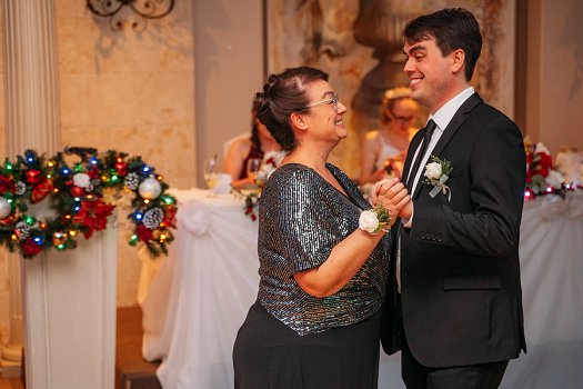 groom and mother dance